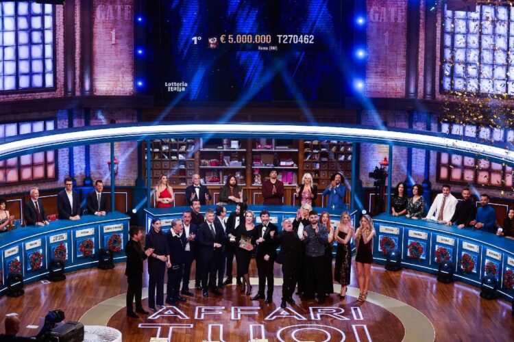 L'estrazione del biglietto vincente durante il programma televisivo della Rai Affari Tuoi 7-1-2026 Alanews